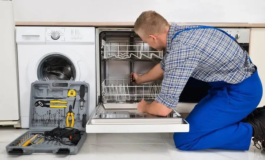 Altındağ Vaillant servisi teknisyen ekibi beyaz eşya tamiri yaparken